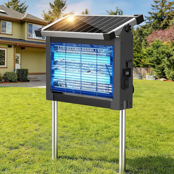 Zanzariera SolarShield installata su piedini nel prato del giardino
